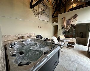 Ontspan in de luxe wellnessruimte van Vakantiehuis Einzigartiger Wellness-Bauernhof in Wichelen, Oost-Vlaanderen, met bubbelbad en rustieke sfeer.