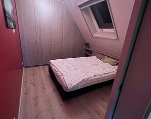 Gezellige slaapkamer in appartement / te Bevere, Oost-Vlaanderen, Belgi met comfortabel bed en moderne inrichting.