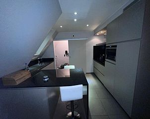 Moderne keuken in appartement /, Bevere, Oost-Vlaanderen, Belgi. Stijlvol interieur met strakke lijnen en eigentijdse voorzieningen.