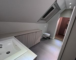 Moderne badkamer in appartement /, Bevere, Oost-Vlaanderen, Belgi, met strakke lijnen en dakraam voor natuurlijk licht.