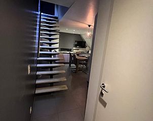 Moderne binnenruimte van appartement / in Bevere, Oost-Vlaanderen, met stijlvolle trap en gezellige woonkamer.