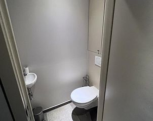 Stijlvolle badkamer in het appartement / in Bevere, Oost-Vlaanderen, Belgi met modern sanitair en minimalistisch ontwerp.