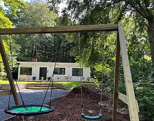 Speeltuin bij Huisje in Leuven Hageland, vakantieaccommodatie in Kessel-Lo, met schommel en groene omgeving in Vlaams-Brabant, Belgi.