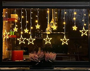 Sterverlichting bij raam van Huisje in Leuven Hageland, vakantiehuis in Kessel-Lo, warme sfeer in Vlaams-Brabant, Belgi.