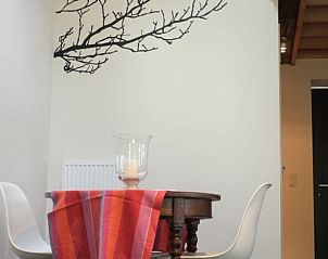 Gezellige eetruimte in Vakantiehuisje in Holsbeek met moderne inrichting, ideaal voor ontspannen maaltijden in Vlaams-Brabant, Belgi.