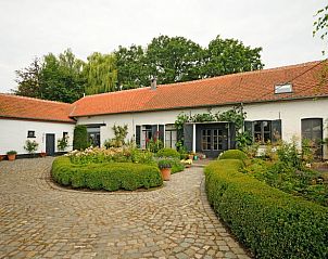 Charmant exterieur van Huisje in Holsbeek, vakantieaccommodatie in Holsbeek, Vlaams-Brabant, omgeven door groene tuinen.