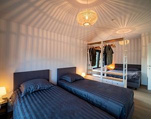 Slaapkamer met tweepersoonsbedden in VELPE55 vakantiehuis, Bierbeek, Vlaams-Brabant.