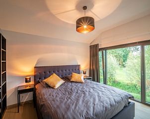 Lichte slaapkamer met groot raam in VELPE55 vakantiehuis, Bierbeek, Vlaams-Brabant.