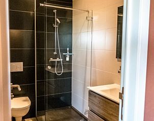 Moderne badkamer in Aan de Jordaan vakantiehuis te Willebringen, Vlaams-Brabant met luxe douche en stijlvolle inrichting.