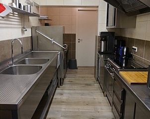 Volledig uitgeruste keuken in Aan de Jordaan vakantiehuis in Willebringen, Vlaams-Brabant voor culinaire avonturen.