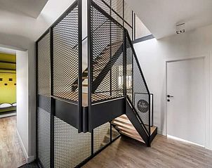 Moderne trap in Villa Veldzicht, Glabbeek, Belgi met stijlvolle inrichting.