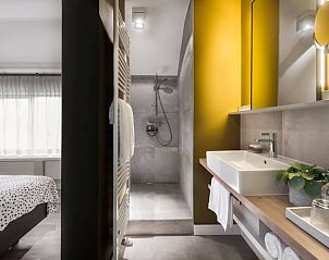 Badkamer in Villa Veldzicht, Glabbeek, Belgi met moderne douche en design wastafel.