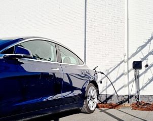 Elektrische auto opladen bij Villa Veldzicht in Glabbeek, Belgi voor duurzame mobiliteit.