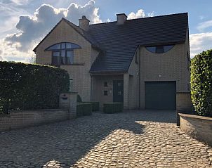 Vooraanzicht van Wilgentuin, een charmant vakantiehuis in Bekkevoort, Vlaams-Brabant met oprit en heg.
