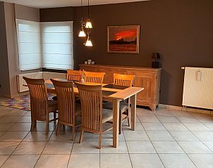 Eetkamer van Wilgentuin in Bekkevoort, Vlaams-Brabant met houten tafel en warme sfeer.