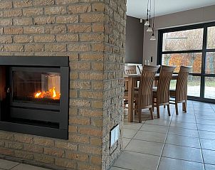 Gezellige woonkamer met open haard in vakantiehuis Wilgentuin, Bekkevoort, Vlaams-Brabant.