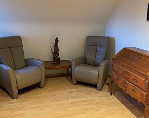 Knusse leeshoek in vakantiehuis Wilgentuin, Bekkevoort, Vlaams-Brabant met comfortabele stoelen.