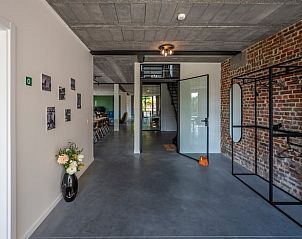 Moderne binnenruimte van Vakantiehuis in Sint-Laureins-Berchem, Vlaams-Brabant, met stijlvolle bakstenen muur en open design.