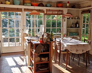 Gezellige eetruimte in Vakantiehuisje in Laakdal, Antwerpen, Belgi met veel natuurlijk licht.