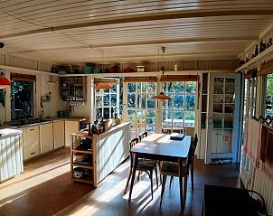 Keuken en eetgedeelte van Vakantiehuisje in Laakdal, Antwerpen, Belgi met landelijke charme.