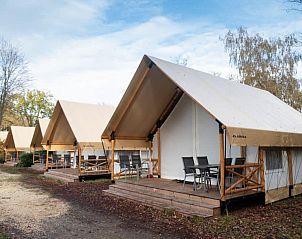 Kiezel Lodge XL in Mol, Antwerpen biedt een charmante glamping ervaring met comfortabele safaritenten en een uitnodigend terras.