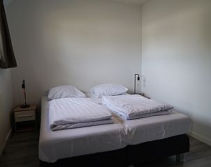 Sfeervolle slaapkamer in Chalet in Mol, Antwerpen, Belgi met comfortabele bedden en moderne inrichting voor een ontspannen verblijf.
