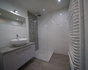 Moderne badkamer in Chalet in Mol, Antwerpen, Belgi met inloopdouche en stijlvolle wastafel voor een comfortabel verblijf.