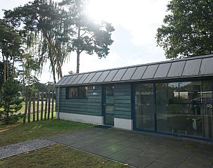 Chalet in Mol, Antwerpen: Geniet van het moderne vakantiehuis met ruime veranda, omgeven door serene natuur in Belgi.