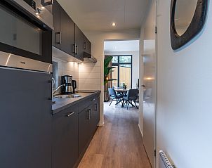 Moderne keuken in Chalet in Mol, Antwerpen, Belgi, met uitzicht op een gezellige eetruimte en natuurlijke lichtinval.