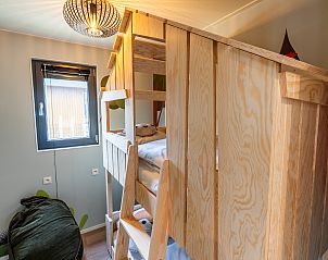 Gezellige slaapkamer met stapelbed in Chalet in Mol, vakantiehuis in Mol, Antwerpen, Belgi, ideaal voor gezinnen.