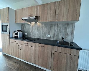 Gezellige woonkamer in Chalet in Mol, Antwerpen, met uitzicht op de natuur, ruime zithoek en modern interieur voor een ontspannen verblijf.