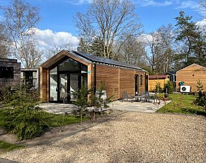 Chalet in Mol, een charmant vakantiehuis in Antwerpen, Belgi, omgeven door natuur met een zonnig terras en moderne architectuur.
