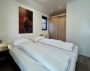 Sfeervolle slaapkamer in Chalet in Mol, Antwerpen, Belgi met comfortabele bedden en modern interieur voor een ontspannen verblijf.