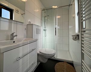 Moderne badkamer in Chalet in Mol, Antwerpen, Belgi met douche en wastafel, ideaal vakantiehuis voor comfort en ontspanning.