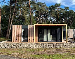 Chalet in Mol, een modern vakantiehuis in de bossen van Mol, Antwerpen, Belgi, met een uitnodigende veranda en natuurlijke omgeving.
