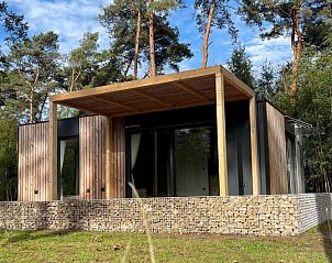 Vrijstaande woning in 2400 Mol, een vakantiehuis omringd door natuur in Mol, Antwerpen, met een moderne houten veranda.