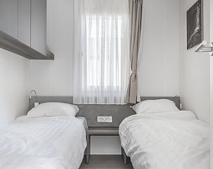 Gezellige slaapkamer in de vrijstaande woning in 2400 Mol, Antwerpen, met twee comfortabele bedden en een serene sfeer.