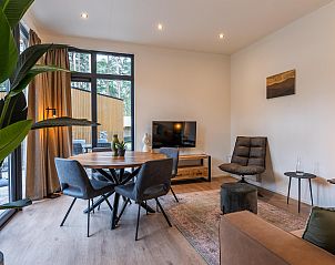 Gemtliches Wohnzimmer in einem freistehenden Haus in 2400 Mol, Antwerpen, mit moderner Einrichtung und Blick auf die Natur.