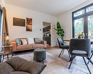 Gemtliches Wohnzimmer des freistehenden Hauses in 2400 Mol, Ferienhaus in Mol, Antwerpen, Belgien, mit moderner Einrichtung und Blick auf die Natur.