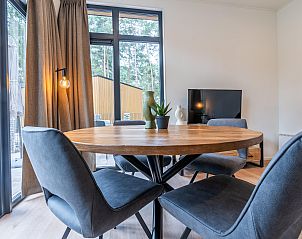 Gemtliches Esszimmer in einem freistehenden Haus in 2400 Mol, Antwerpen, Belgien, mit Blick auf die waldreiche Umgebung.