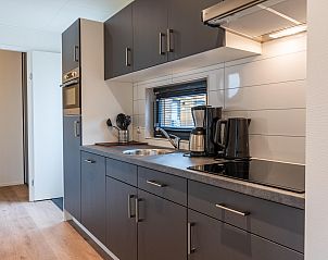 Moderne Kche in einem freistehenden Haus in 2400 Mol, Antwerpen, Belgien, ausgestattet mit luxurisen Gerten und stilvoller Einrichtung fr einen komfortablen Aufenthalt.