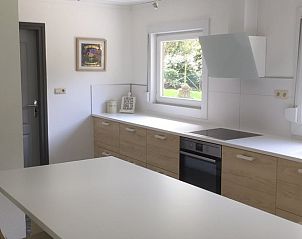 Moderne keuken van Huisje in Essen, vakantiehuis in Essen, Antwerpen met uitzicht op de tuin.