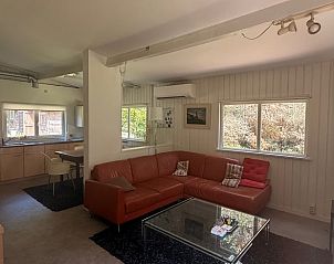 Gezellige woonkamer van Vakantiehuis in Essen Wildert, Antwerpen, met lichte inrichting en comfortabele zithoek.