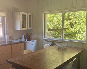 Gezellige keuken in Vakantiehuis in Essen Wildert, Antwerpen, Belgi, met uitzicht op groene natuur door grote ramen.