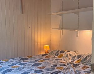 Knusse slaapkamer in Vakantiehuis in Essen Wildert, Antwerpen, Belgi, met sfeervolle verlichting en comfortabele inrichting.