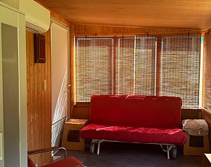 Gezellige binnenruimte van Vakantiehuis in Essen Wildert, gelegen in Essen, Antwerpen, Belgi, met een comfortabele zithoek.