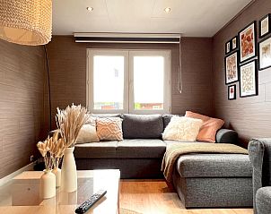 Gezellige woonkamer in Fonnies Chalet, vakantiehuis in Geel, Antwerpen, met comfortabele bank en sfeervolle decoratie.