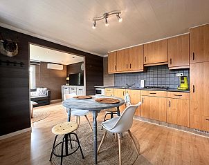 Gezellige keuken en eetruimte in Fonnies Chalet, een vakantiehuis in Geel, Antwerpen. Geniet van comfort in een sfeervolle omgeving.