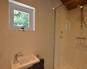 Moderne badkamer met douche in Vakantiewoning aan de Visbeekvallei, Vlimmeren, Antwerpen, Belgi.