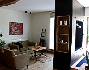 Gezellige woonkamer in Het Koerhuis, een vakantiehuis in Geistingen, Limburg, Belgi met comfortabele zitplaatsen.